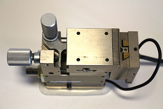 https://www.keySurplus.com/clientresources/107/108/71/78271/173964-5-Karl-Suss-PH150-Micropositioner-6.jpg